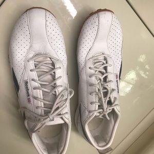White tennis shoes